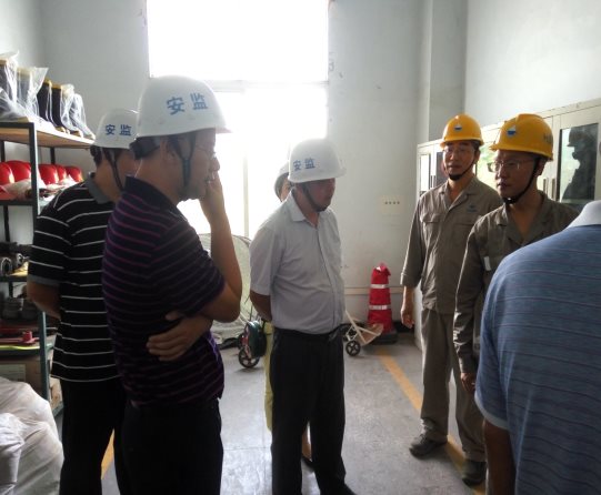 涪陵区迎接十九大安全稳定工作专项督查组第一组副组长、区委督查室主任周银奎带队对我司为迎接十九大安全稳定工作开展情况2.jpg