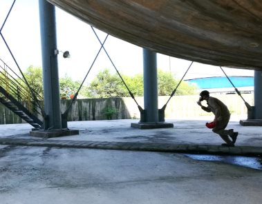 4球罐底部根部阀后盲板法兰大量泄漏,检修人员戴便携式过滤器迅速撤离检修现场 (2).jpg